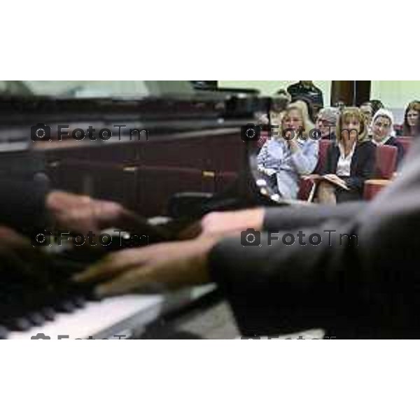 Tiziano Manzoni/LaPresse 12-12- 2025 Italia Cronaca Bergamo Bergamo concerto presso la Casa Circondariale di Bergamo Associazione Amici del Festival Pianistico Internazionale Soprano Francesca Tiburzi Tenore Luigi Albani al pianoforte il Maestro Samuele Pala Direttore del carcere, dott.ssa Antonina D\'Onofrio