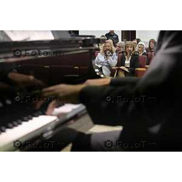 Tiziano Manzoni/LaPresse 12-12- 2025 Italia Cronaca Bergamo Bergamo concerto presso la Casa Circondariale di Bergamo Associazione Amici del Festival Pianistico Internazionale Soprano Francesca Tiburzi Tenore Luigi Albani al pianoforte il Maestro Samuele Pala Direttore del carcere, dott.ssa Antonina D\'Onofrio