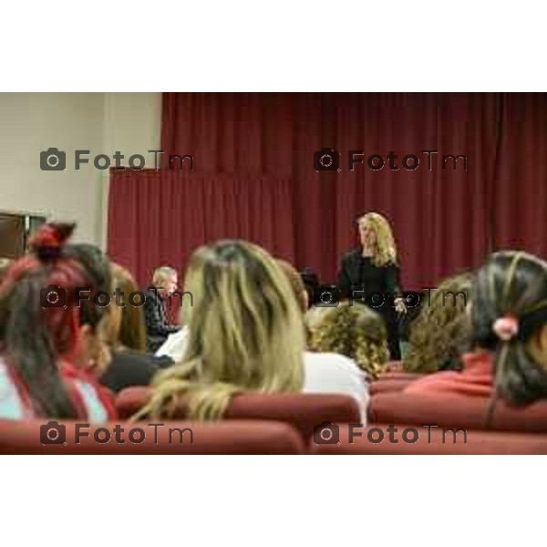 Tiziano Manzoni/LaPresse 12-12- 2025 Italia Cronaca Bergamo Bergamo concerto presso la Casa Circondariale di Bergamo Associazione Amici del Festival Pianistico Internazionale Soprano Francesca Tiburzi Tenore Luigi Albani al pianoforte il Maestro Samuele Pala Direttore del carcere, dott.ssa Antonina D\'Onofrio