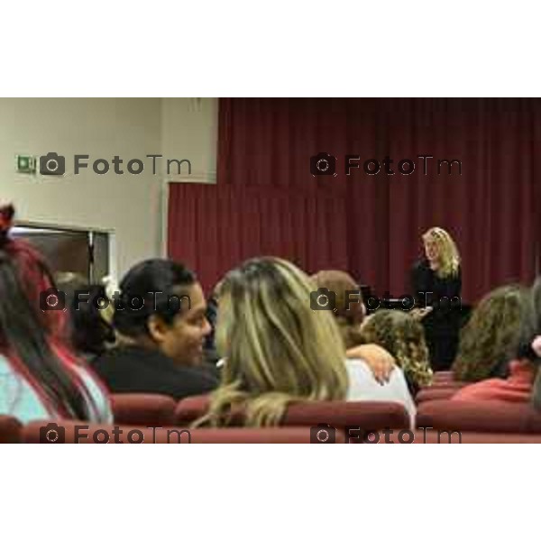 Tiziano Manzoni/LaPresse 12-12- 2025 Italia Cronaca Bergamo Bergamo concerto presso la Casa Circondariale di Bergamo Associazione Amici del Festival Pianistico Internazionale Soprano Francesca Tiburzi Tenore Luigi Albani al pianoforte il Maestro Samuele Pala Direttore del carcere, dott.ssa Antonina D\'Onofrio