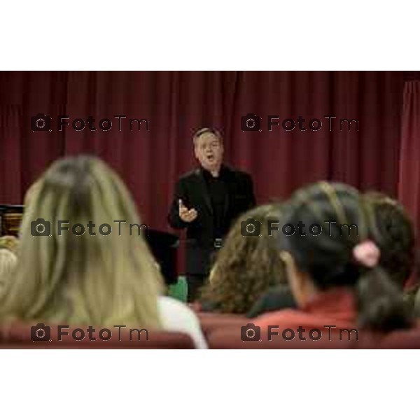 Tiziano Manzoni/LaPresse 12-12- 2025 Italia Cronaca Bergamo Bergamo concerto presso la Casa Circondariale di Bergamo Associazione Amici del Festival Pianistico Internazionale Soprano Francesca Tiburzi Tenore Luigi Albani al pianoforte il Maestro Samuele Pala Direttore del carcere, dott.ssa Antonina D\'Onofrio