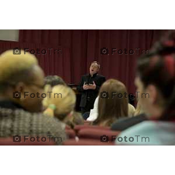 Tiziano Manzoni/LaPresse 12-12- 2025 Italia Cronaca Bergamo Bergamo concerto presso la Casa Circondariale di Bergamo Associazione Amici del Festival Pianistico Internazionale Soprano Francesca Tiburzi Tenore Luigi Albani al pianoforte il Maestro Samuele Pala Direttore del carcere, dott.ssa Antonina D\'Onofrio
