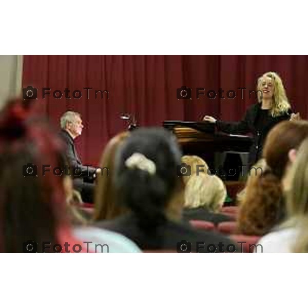 Tiziano Manzoni/LaPresse 12-12- 2025 Italia Cronaca Bergamo Bergamo concerto presso la Casa Circondariale di Bergamo Associazione Amici del Festival Pianistico Internazionale Soprano Francesca Tiburzi Tenore Luigi Albani al pianoforte il Maestro Samuele Pala Direttore del carcere, dott.ssa Antonina D\'Onofrio