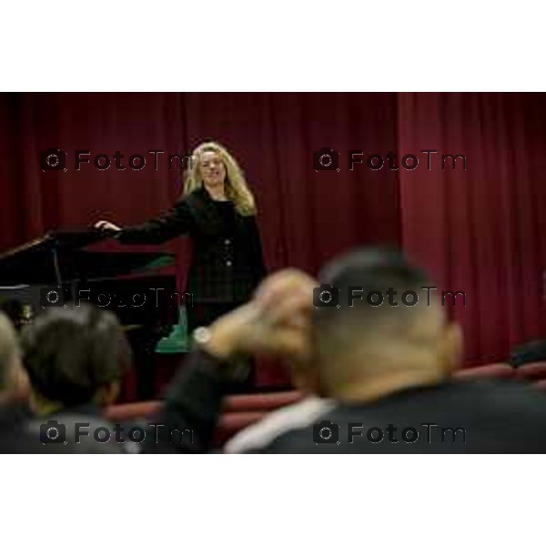 Tiziano Manzoni/LaPresse 12-12- 2025 Italia Cronaca Bergamo Bergamo concerto presso la Casa Circondariale di Bergamo Associazione Amici del Festival Pianistico Internazionale Soprano Francesca Tiburzi Tenore Luigi Albani al pianoforte il Maestro Samuele Pala Direttore del carcere, dott.ssa Antonina D\'Onofrio