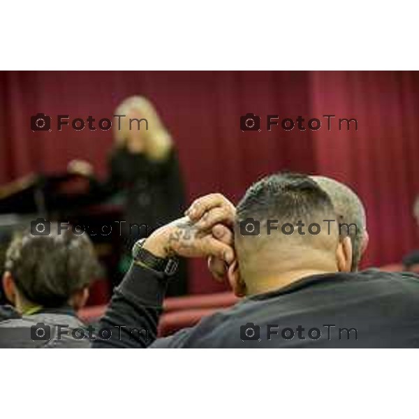 Tiziano Manzoni/LaPresse 12-12- 2025 Italia Cronaca Bergamo Bergamo concerto presso la Casa Circondariale di Bergamo Associazione Amici del Festival Pianistico Internazionale Soprano Francesca Tiburzi Tenore Luigi Albani al pianoforte il Maestro Samuele Pala Direttore del carcere, dott.ssa Antonina D\'Onofrio