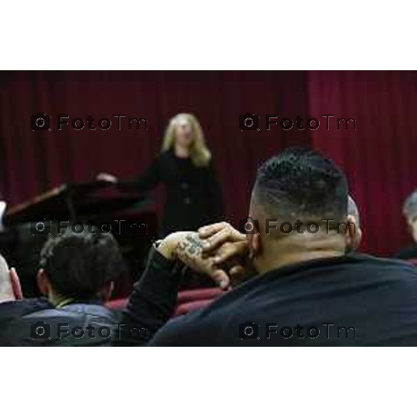 Tiziano Manzoni/LaPresse 12-12- 2025 Italia Cronaca Bergamo Bergamo concerto presso la Casa Circondariale di Bergamo Associazione Amici del Festival Pianistico Internazionale Soprano Francesca Tiburzi Tenore Luigi Albani al pianoforte il Maestro Samuele Pala Direttore del carcere, dott.ssa Antonina D\'Onofrio