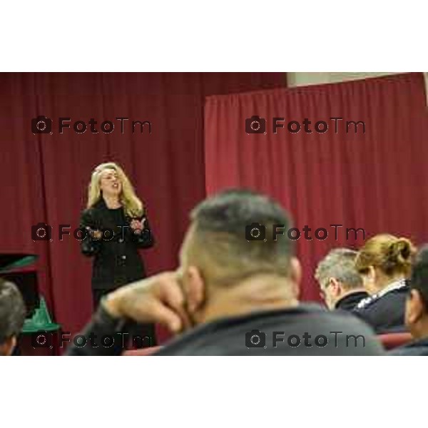 Tiziano Manzoni/LaPresse 12-12- 2025 Italia Cronaca Bergamo Bergamo concerto presso la Casa Circondariale di Bergamo Associazione Amici del Festival Pianistico Internazionale Soprano Francesca Tiburzi Tenore Luigi Albani al pianoforte il Maestro Samuele Pala Direttore del carcere, dott.ssa Antonina D\'Onofrio