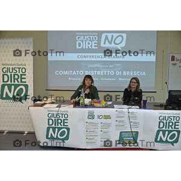 Tiziano Manzoni/LaPresse 18-12- 2025 Italia Cronaca Bergamo Bergamo Comitato del no referendum giustizia Bergamo a dx del tavolo Presidente del Coordinamento territoriale Ilaria Sanesi, magistrata della Corte d\'Appello di Brescia.