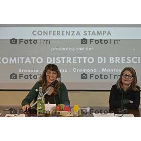 Tiziano Manzoni/LaPresse 18-12- 2025 Italia Cronaca Bergamo Bergamo Comitato del no referendum giustizia Bergamo a dx del tavolo Presidente del Coordinamento territoriale Ilaria Sanesi, magistrata della Corte d\'Appello di Brescia.