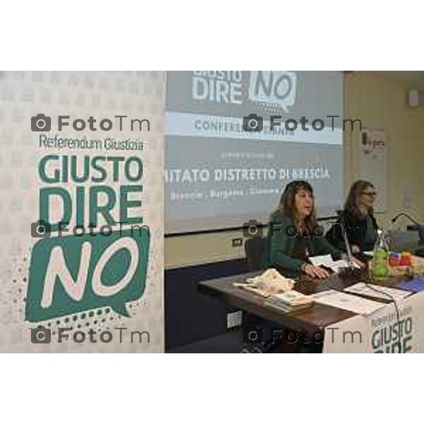 Tiziano Manzoni/LaPresse 18-12- 2025 Italia Cronaca Bergamo Bergamo Comitato del no referendum giustizia Bergamo a dx del tavolo Presidente del Coordinamento territoriale Ilaria Sanesi, magistrata della Corte d\'Appello di Brescia.