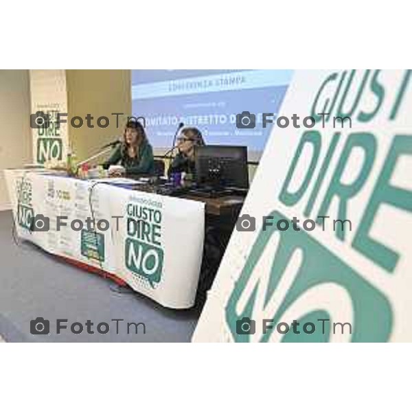 Tiziano Manzoni/LaPresse 18-12- 2025 Italia Cronaca Bergamo Bergamo Comitato del no referendum giustizia Bergamo a dx del tavolo Presidente del Coordinamento territoriale Ilaria Sanesi, magistrata della Corte d\'Appello di Brescia.