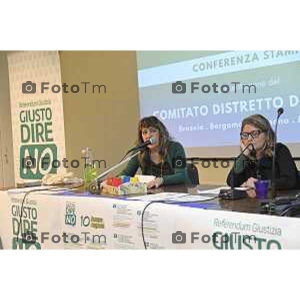 Tiziano Manzoni/LaPresse 18-12- 2025 Italia Cronaca Bergamo Bergamo Comitato del no referendum giustizia Bergamo a dx del tavolo Presidente del Coordinamento territoriale Ilaria Sanesi, magistrata della Corte d\'Appello di Brescia.