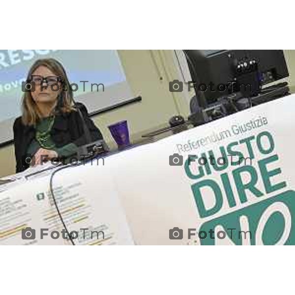 Tiziano Manzoni/LaPresse 18-12- 2025 Italia Cronaca Bergamo Bergamo Comitato del no referendum giustizia Bergamo a dx del tavolo Presidente del Coordinamento territoriale Ilaria Sanesi, magistrata della Corte d\'Appello di Brescia.