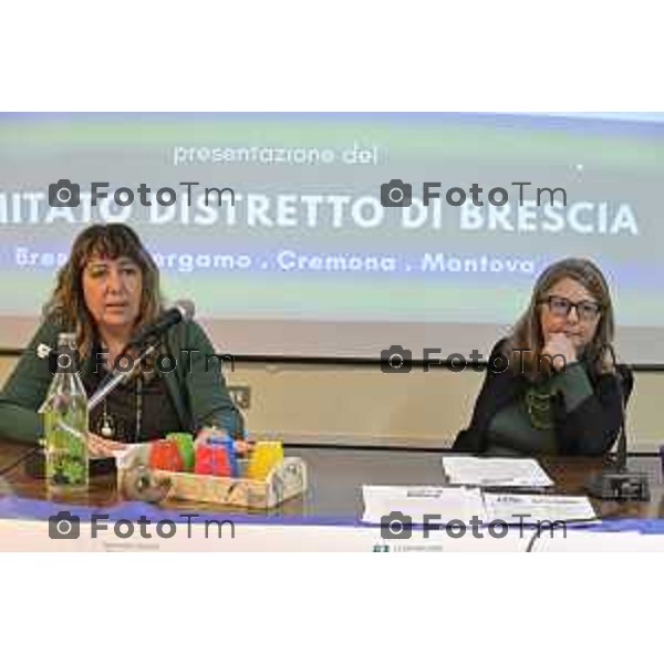 Tiziano Manzoni/LaPresse 18-12- 2025 Italia Cronaca Bergamo Bergamo Comitato del no referendum giustizia Bergamo a dx del tavolo Presidente del Coordinamento territoriale Ilaria Sanesi, magistrata della Corte d\'Appello di Brescia.