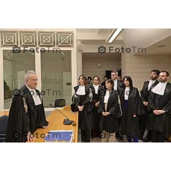 Tiziano Manzoni/LaPresse 18-12- 2025 Italia Cronaca bg tribunale nominati nuovi giudici e magistrati da sx Camilla Luraghi Michela Rillosi davanti la dott Marta Giuca Jacopo Chiodo Michela Loretto Antonio Meda Dott Gianfranco Perrillo