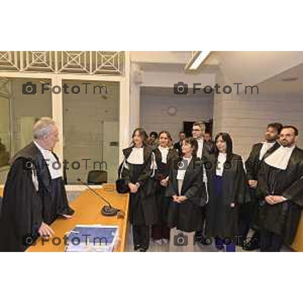 Tiziano Manzoni/LaPresse 18-12- 2025 Italia Cronaca bg tribunale nominati nuovi giudici e magistrati da sx Camilla Luraghi Michela Rillosi davanti la dott Marta Giuca Jacopo Chiodo Michela Loretto Antonio Meda Dott Gianfranco Perrillo