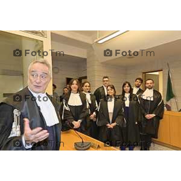 Tiziano Manzoni/LaPresse 18-12- 2025 Italia Cronaca bg tribunale nominati nuovi giudici e magistrati da sx Camilla Luraghi Michela Rillosi davanti la dott Marta Giuca Jacopo Chiodo Michela Loretto Antonio Meda Dott Gianfranco Perrillo