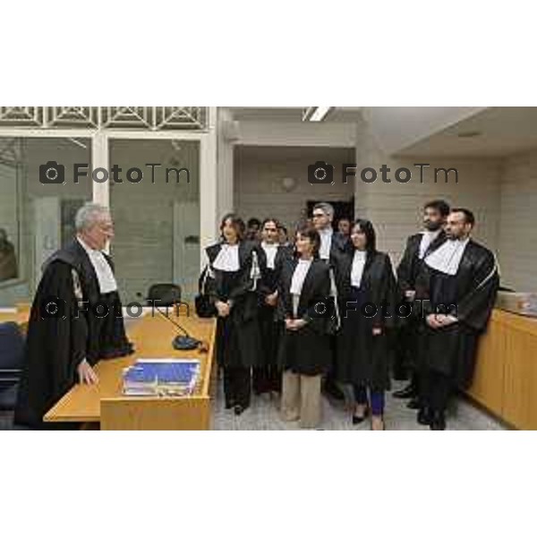 Tiziano Manzoni/LaPresse 18-12- 2025 Italia Cronaca bg tribunale nominati nuovi giudici e magistrati da sx Camilla Luraghi Michela Rillosi davanti la dott Marta Giuca Jacopo Chiodo Michela Loretto Antonio Meda Dott Gianfranco PerrilloTiziano Manzoni/LaPresse 18-12- 2025 Italia Cronaca bg tribunale nominati nuovi giudici e magistrati Antonio Meda Dotto Romanelli Procuratore Dott Gianfranco Perrillo Michela Rillosi Bergamasca Marta Giuca Michela Loretto Jacopo Chiodo Camilla Luraghi Bergamasca