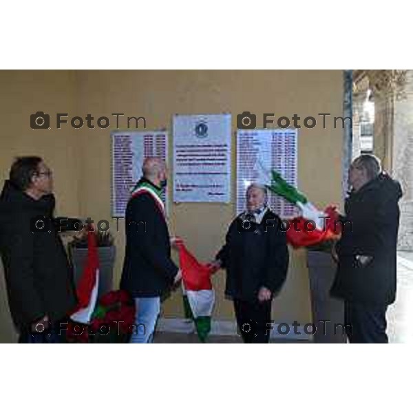 Tiziano Manzoni/LaPresse 22-12- 2025 Italia Cronaca Bergamo Svelamento delle lapidi dedicate alle 54 vittime bergamasche del bombardamento di Dalmine del 1944