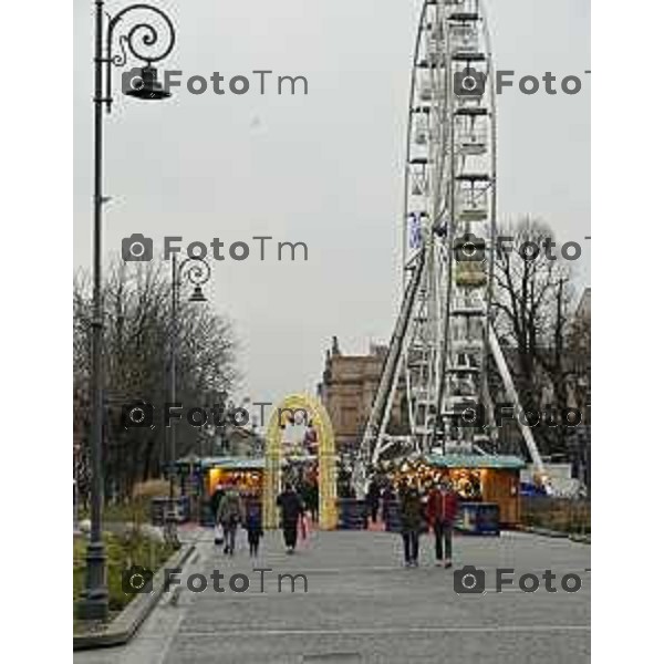 Tiziano Manzoni/LaPresse 24-12- 2025 Italia Cronaca Christmas Village Piazza Matteotti. magia del Natale nel cuore di Bergamo ruota panoramica, ambulanti casette del villaggio archi luminosi,