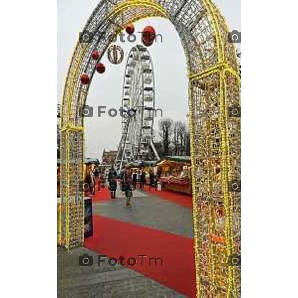 Tiziano Manzoni/LaPresse 24-12- 2025 Italia Cronaca Christmas Village Piazza Matteotti. magia del Natale nel cuore di Bergamo ruota panoramica, ambulanti casette del villaggio archi luminosi,