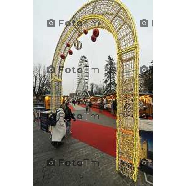 Tiziano Manzoni/LaPresse 24-12- 2025 Italia Cronaca Christmas Village Piazza Matteotti. magia del Natale nel cuore di Bergamo ruota panoramica, ambulanti casette del villaggio archi luminosi,