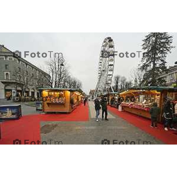 Tiziano Manzoni/LaPresse 24-12- 2025 Italia Cronaca Christmas Village Piazza Matteotti. magia del Natale nel cuore di Bergamo ruota panoramica, ambulanti casette del villaggio archi luminosi,