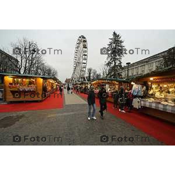 Tiziano Manzoni/LaPresse 24-12- 2025 Italia Cronaca Christmas Village Piazza Matteotti. magia del Natale nel cuore di Bergamo ruota panoramica, ambulanti casette del villaggio archi luminosi,