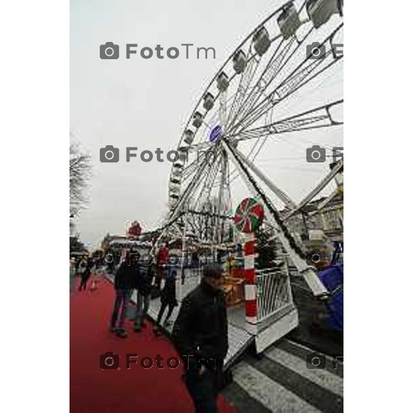 Tiziano Manzoni/LaPresse 24-12- 2025 Italia Cronaca Christmas Village Piazza Matteotti. magia del Natale nel cuore di Bergamo ruota panoramica, ambulanti casette del villaggio archi luminosi,