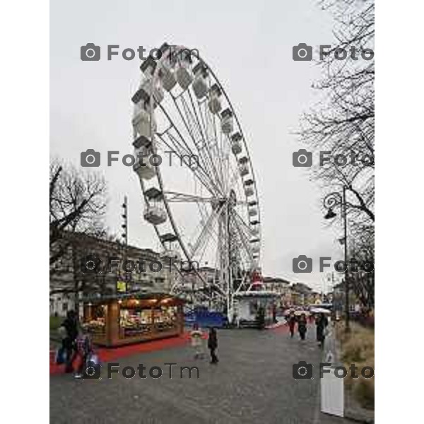 Tiziano Manzoni/LaPresse 24-12- 2025 Italia Cronaca Christmas Village Piazza Matteotti. magia del Natale nel cuore di Bergamo ruota panoramica, ambulanti casette del villaggio archi luminosi,