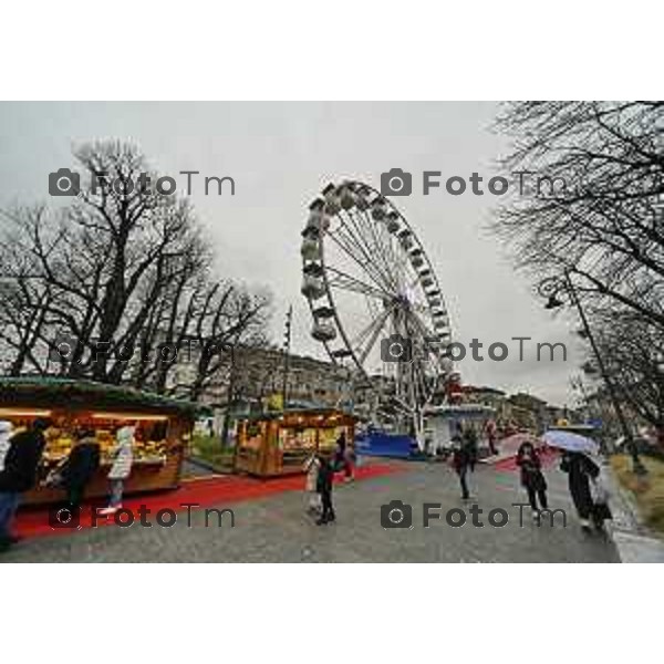 Tiziano Manzoni/LaPresse 24-12- 2025 Italia Cronaca Christmas Village Piazza Matteotti. magia del Natale nel cuore di Bergamo ruota panoramica, ambulanti casette del villaggio archi luminosi,
