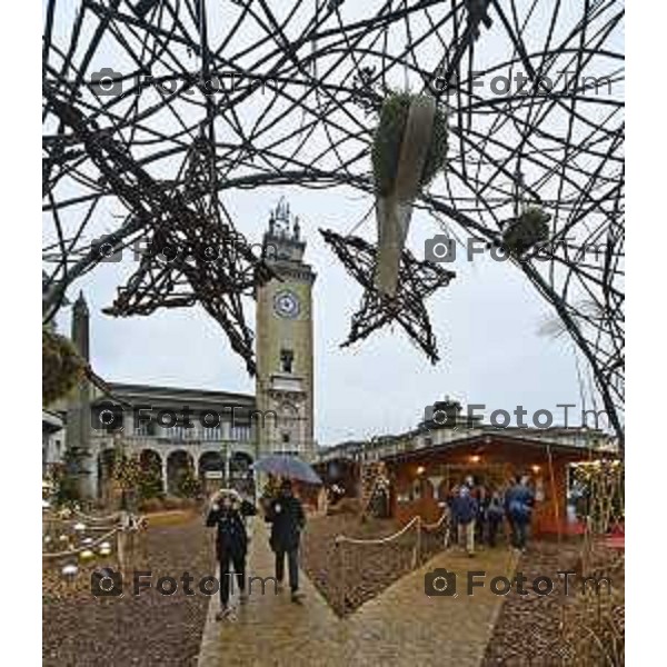 Tiziano Manzoni/LaPresse 24-12- 2025 Italia Cronaca Christmas Village Piazza Matteotti. magia del Natale nel cuore di Bergamo ruota panoramica, ambulanti casette del villaggio archi luminosi,