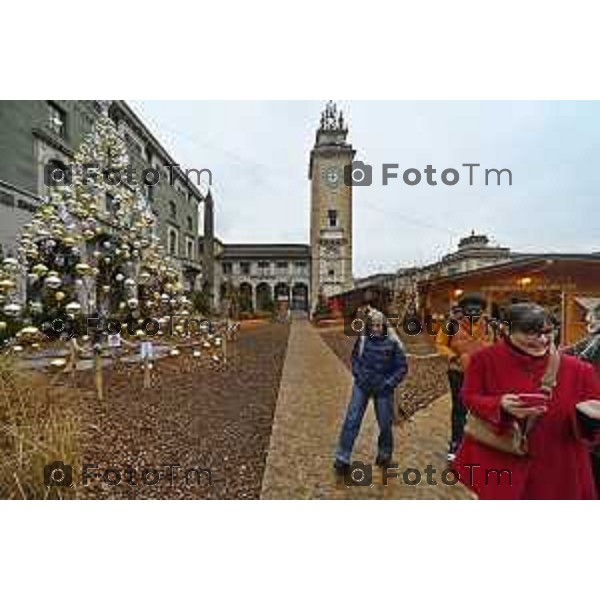 Tiziano Manzoni/LaPresse 24-12- 2025 Italia Cronaca Christmas Village Piazza Matteotti. magia del Natale nel cuore di Bergamo ruota panoramica, ambulanti casette del villaggio archi luminosi,