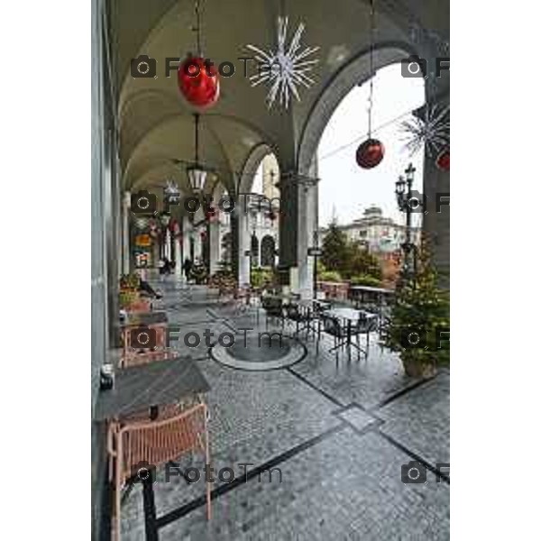Tiziano Manzoni/LaPresse 24-12- 2025 Italia Cronaca Christmas Village Piazza Matteotti. magia del Natale nel cuore di Bergamo ruota panoramica, ambulanti casette del villaggio archi luminosi, Sentierone portici balzer