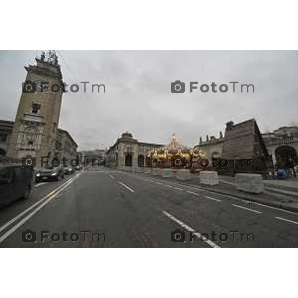 Tiziano Manzoni/LaPresse 24-12- 2025 Italia Cronaca Christmas Village Piazza Matteotti. magia del Natale nel cuore di Bergamo ruota panoramica, ambulanti casette del villaggio archi luminosi,
