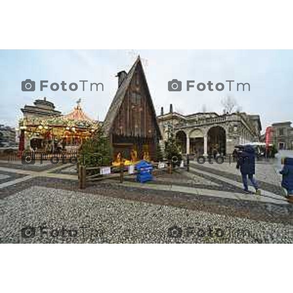 Tiziano Manzoni/LaPresse 24-12- 2025 Italia Cronaca Christmas Village Piazza Matteotti. magia del Natale nel cuore di Bergamo ruota panoramica, ambulanti casette del villaggio archi luminosi, Capanna L\'eco di Bg