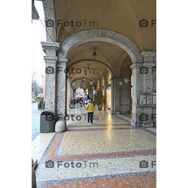 Tiziano Manzoni/LaPresse 24-12- 2025 Italia Cronaca Christmas Village Piazza Matteotti. magia del Natale nel cuore di Bergamo ruota panoramica, ambulanti casette del villaggio archi luminosi, Sentierone portici balzer