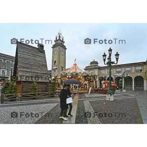 Tiziano Manzoni/LaPresse 24-12- 2025 Italia Cronaca Christmas Village Piazza Matteotti. magia del Natale nel cuore di Bergamo ruota panoramica, ambulanti casette del villaggio archi luminosi, Capanna L\'eco di Bg