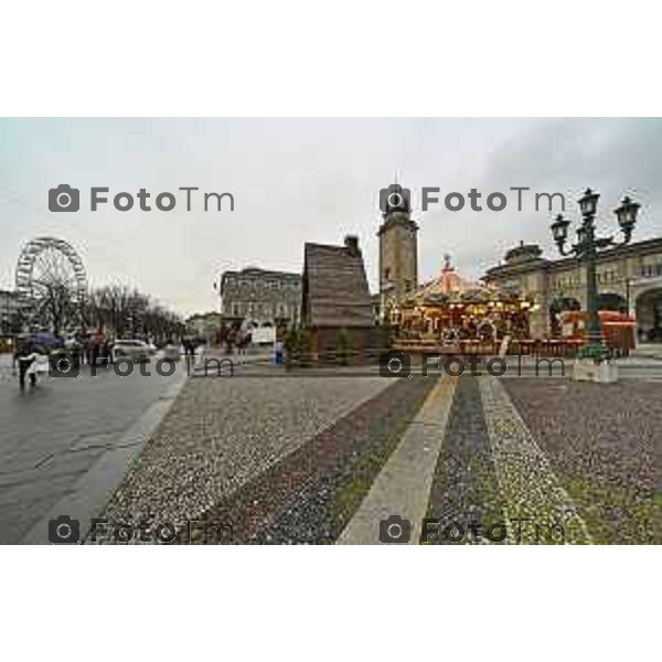Tiziano Manzoni/LaPresse 24-12- 2025 Italia Cronaca Christmas Village Piazza Matteotti. magia del Natale nel cuore di Bergamo ruota panoramica, ambulanti casette del villaggio archi luminosi,