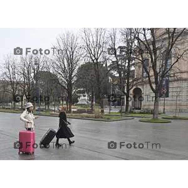 Tiziano Manzoni/LaPresse 24-12- 2025 Italia Cronaca Christmas Village Piazza Matteotti. magia del Natale nel cuore di Bergamo ruota panoramica, ambulanti casette del villaggio archi luminosi,
