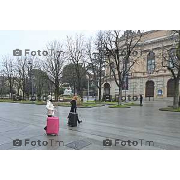 Tiziano Manzoni/LaPresse 24-12- 2025 Italia Cronaca Christmas Village Piazza Matteotti. magia del Natale nel cuore di Bergamo ruota panoramica, ambulanti casette del villaggio archi luminosi,