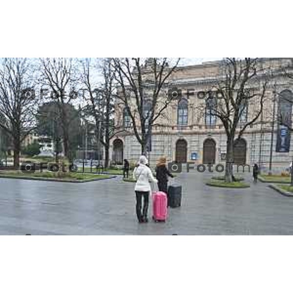 Tiziano Manzoni/LaPresse 24-12- 2025 Italia Cronaca Christmas Village Piazza Matteotti. magia del Natale nel cuore di Bergamo ruota panoramica, ambulanti casette del villaggio archi luminosi,
