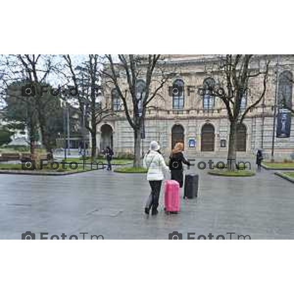 Tiziano Manzoni/LaPresse 24-12- 2025 Italia Cronaca Christmas Village Piazza Matteotti. magia del Natale nel cuore di Bergamo ruota panoramica, ambulanti casette del villaggio archi luminosi,