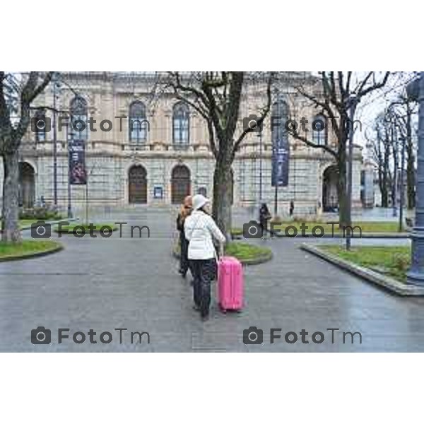Tiziano Manzoni/LaPresse 24-12- 2025 Italia Cronaca Christmas Village Piazza Matteotti. magia del Natale nel cuore di Bergamo ruota panoramica, ambulanti casette del villaggio archi luminosi,