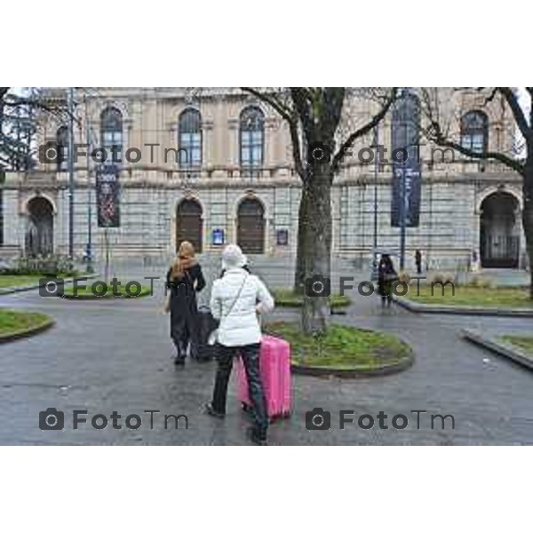 Tiziano Manzoni/LaPresse 24-12- 2025 Italia Cronaca Christmas Village Piazza Matteotti. magia del Natale nel cuore di Bergamo ruota panoramica, ambulanti casette del villaggio archi luminosi,