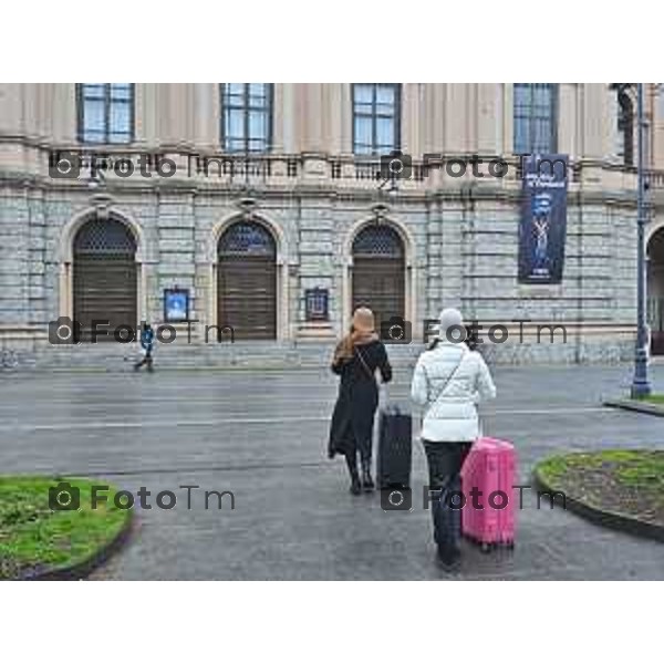 Tiziano Manzoni/LaPresse 24-12- 2025 Italia Cronaca Christmas Village Piazza Matteotti. magia del Natale nel cuore di Bergamo ruota panoramica, ambulanti casette del villaggio archi luminosi,