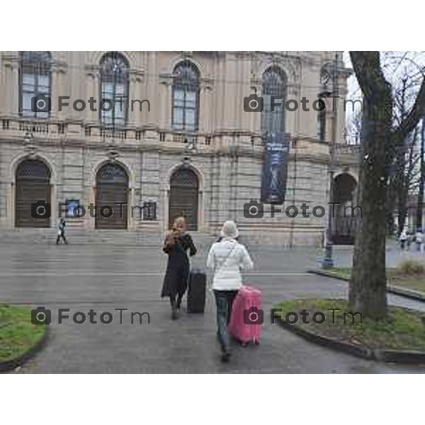 Tiziano Manzoni/LaPresse 24-12- 2025 Italia Cronaca Christmas Village Piazza Matteotti. magia del Natale nel cuore di Bergamo ruota panoramica, ambulanti casette del villaggio archi luminosi,