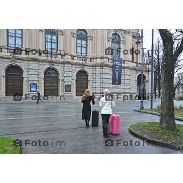 Tiziano Manzoni/LaPresse 24-12- 2025 Italia Cronaca Christmas Village Piazza Matteotti. magia del Natale nel cuore di Bergamo ruota panoramica, ambulanti casette del villaggio archi luminosi,