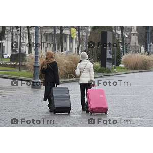 Tiziano Manzoni/LaPresse 24-12- 2025 Italia Cronaca Christmas Village Piazza Matteotti. magia del Natale nel cuore di Bergamo ruota panoramica, ambulanti casette del villaggio archi luminosi,