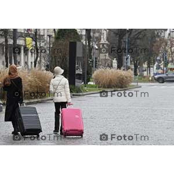 Tiziano Manzoni/LaPresse 24-12- 2025 Italia Cronaca Christmas Village Piazza Matteotti. magia del Natale nel cuore di Bergamo ruota panoramica, ambulanti casette del villaggio archi luminosi,